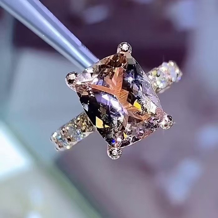 Bakreni prsten s moissanitom, geometrijski dizajn, postavljeni dijamanti