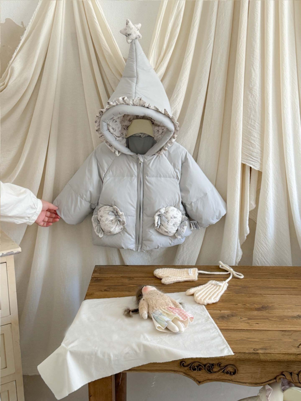 Lányok téli pehelykabát koreai stílusú, kapucnival, középmagas hosszúság, kacsapehely töltet 86–90%