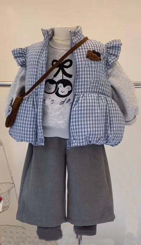 Set pentru copii, trei piese, carouri, iarnă — țesătură din bumbac amestec, grosime plăcută — top cu mâneci lungi, vestă și pantaloni lungi