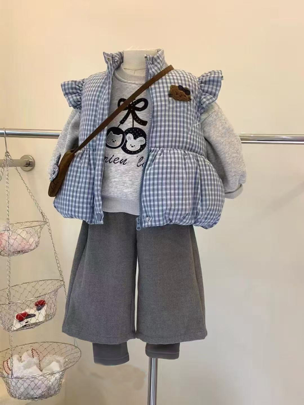 Set pentru copii, trei piese, carouri, iarnă — țesătură din bumbac amestec, grosime plăcută — top cu mâneci lungi, vestă și pantaloni lungi