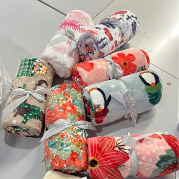 Офис фланелено одеяло с принт, модел 19875640015; полиестер; тегло под 300 g; подходящо за всички сезони; модерен и минималистичен стил