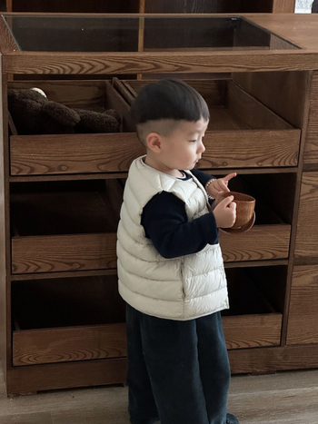 Gyerekeknek szóló tollal mellény, koreai stílus, ujjatlan, 3–8 éveseknek, külső anyag: poliészter, töltet: kacsa toll, bélés: 100% poliészter