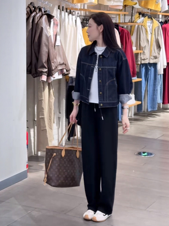 Denim šaket, slobodnog kroja, polo ovratnik, dugi rukavi, duljina 50–65 cm, jesen 2025 denim (50–70% pamuka, <30% elastana)