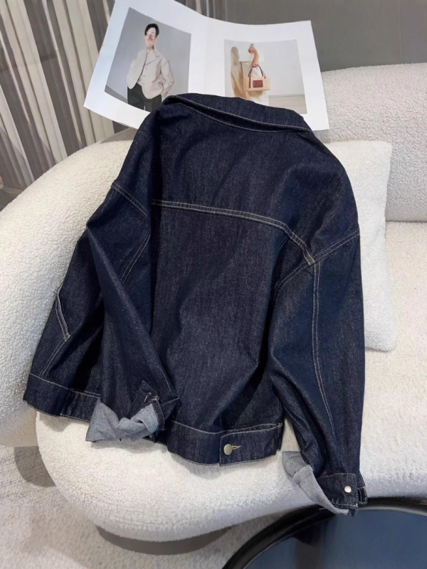 Denim šaket, slobodnog kroja, polo ovratnik, dugi rukavi, duljina 50–65 cm, jesen 2025 denim (50–70% pamuka, <30% elastana)