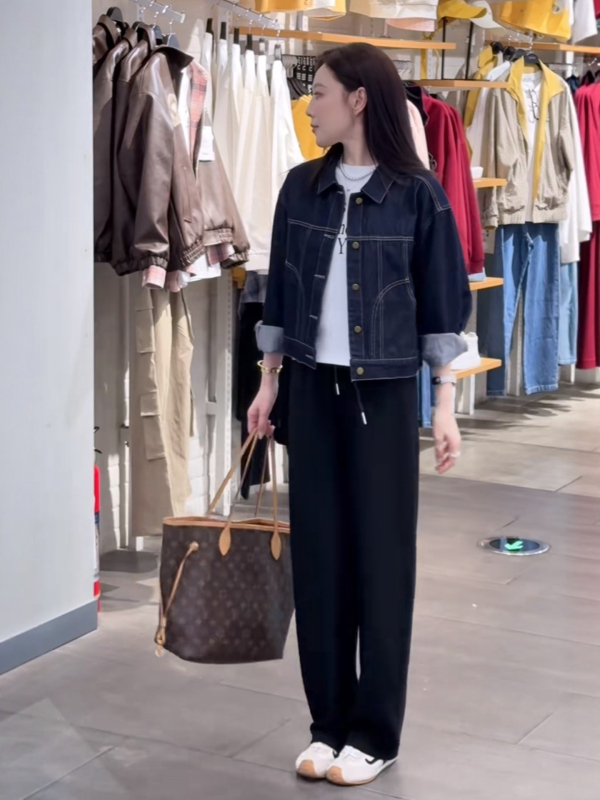 Denim šaket, slobodnog kroja, polo ovratnik, dugi rukavi, duljina 50–65 cm, jesen 2025 denim (50–70% pamuka, <30% elastana)