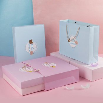 Vaiko dovanų dėžutė, balta kartoninė medžiaga, animacinio stiliaus, spauda, logotipo spausdinimo galimybė, sulankstoma dėžutė su dovanų maišu, tinkama gimtadieniui ir pilnaties šventėms.