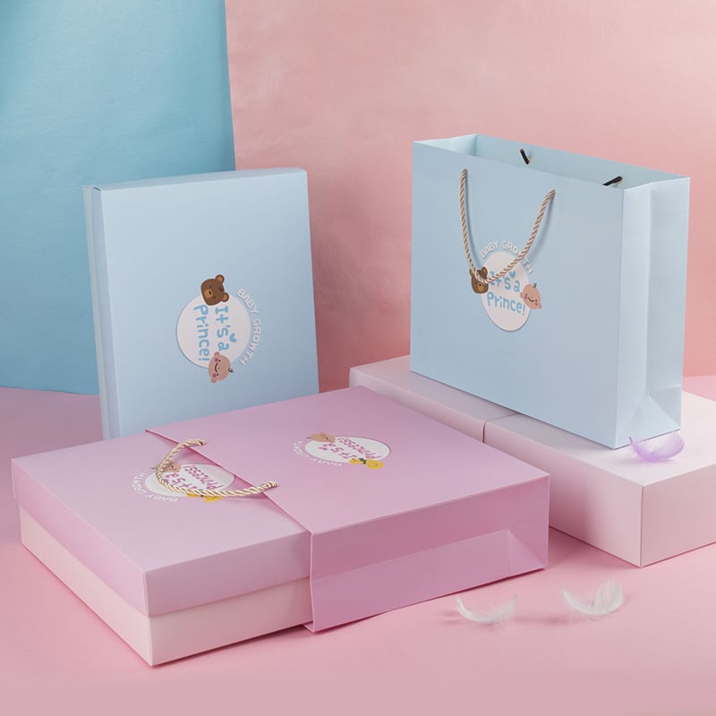 Vaiko dovanų dėžutė, balta kartoninė medžiaga, animacinio stiliaus, spauda, logotipo spausdinimo galimybė, sulankstoma dėžutė su dovanų maišu, tinkama gimtadieniui ir pilnaties šventėms.