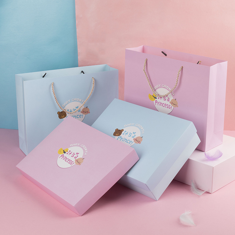 Vaiko dovanų dėžutė, balta kartoninė medžiaga, animacinio stiliaus, spauda, logotipo spausdinimo galimybė, sulankstoma dėžutė su dovanų maišu, tinkama gimtadieniui ir pilnaties šventėms.