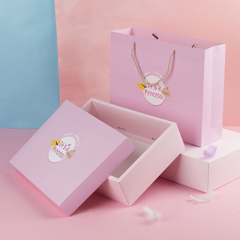 Vaiko dovanų dėžutė, balta kartoninė medžiaga, animacinio stiliaus, spauda, logotipo spausdinimo galimybė, sulankstoma dėžutė su dovanų maišu, tinkama gimtadieniui ir pilnaties šventėms.