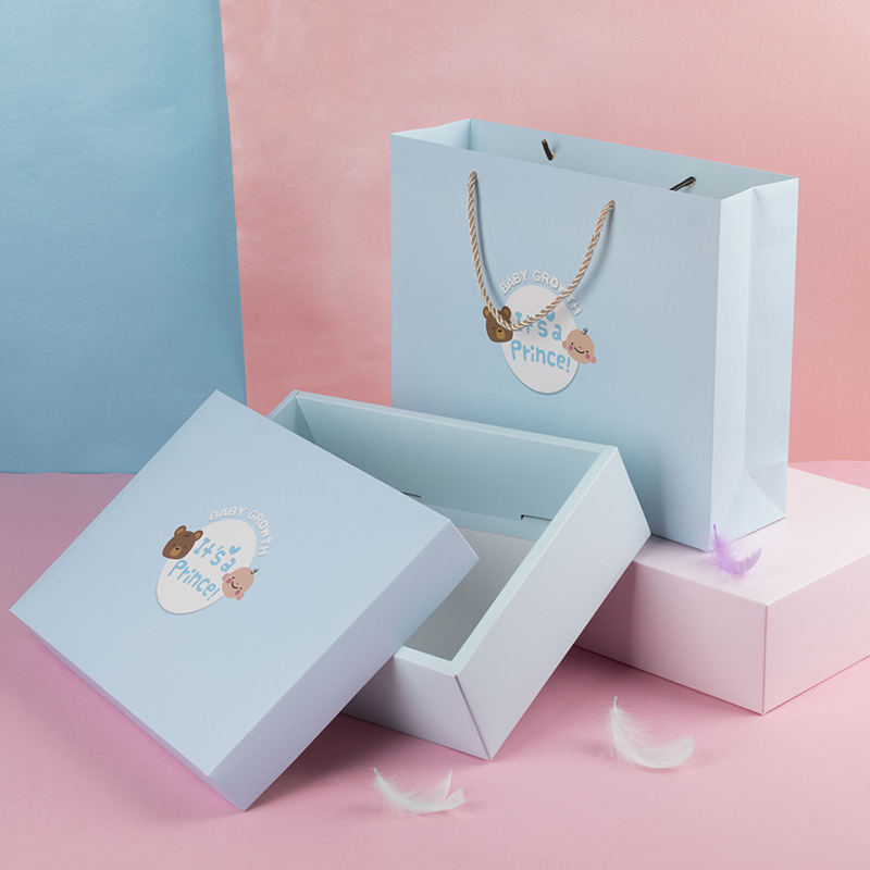 Vaiko dovanų dėžutė, balta kartoninė medžiaga, animacinio stiliaus, spauda, logotipo spausdinimo galimybė, sulankstoma dėžutė su dovanų maišu, tinkama gimtadieniui ir pilnaties šventėms.