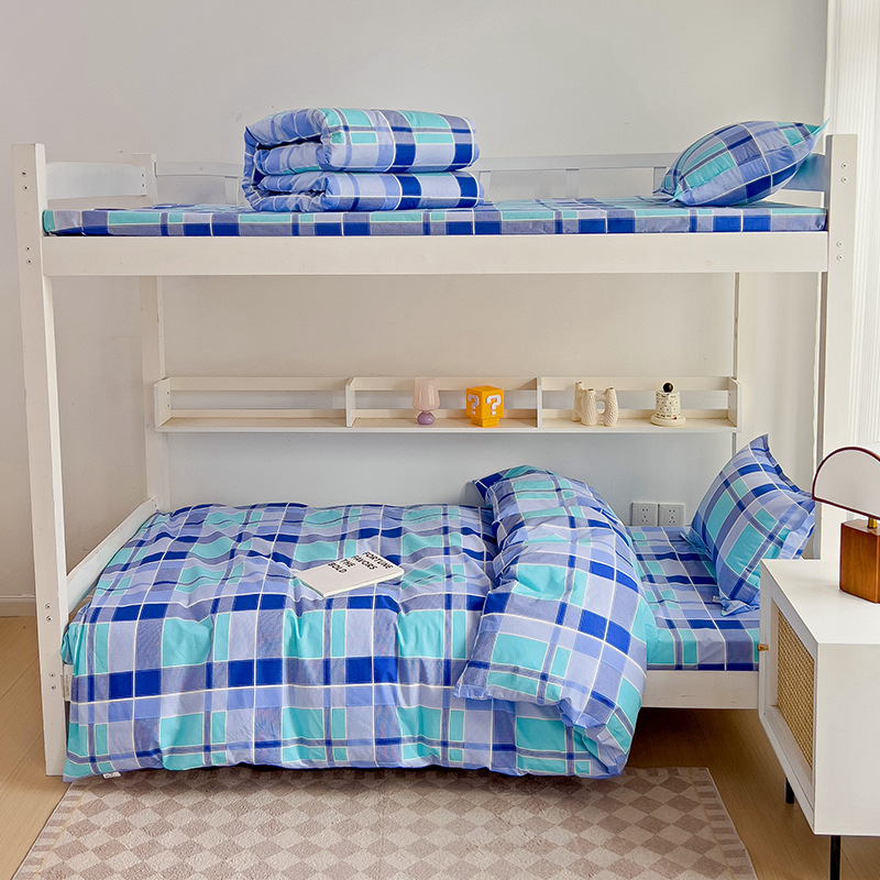 Trys dalių patalynės komplektas bendrabutyje iš 100% medvilnės, dryžių raštas; audinio tankis 133x72; siūlų skaičius 30s; reaktyvus spausdinimas ir dažymas; paprastas audinys; pritaikymas įmanomas; Junshengda