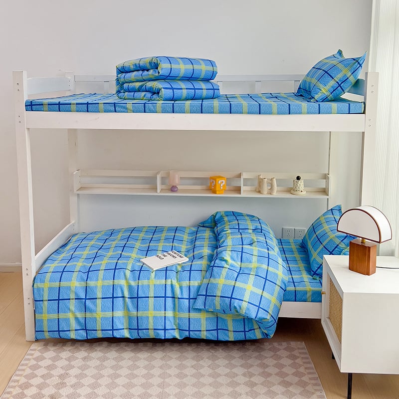 Trys dalių patalynės komplektas bendrabutyje iš 100% medvilnės, dryžių raštas; audinio tankis 133x72; siūlų skaičius 30s; reaktyvus spausdinimas ir dažymas; paprastas audinys; pritaikymas įmanomas; Junshengda