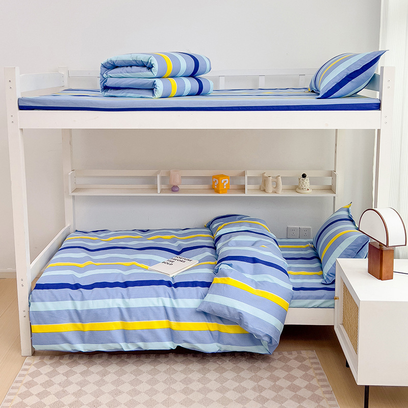 Trys dalių patalynės komplektas bendrabutyje iš 100% medvilnės, dryžių raštas; audinio tankis 133x72; siūlų skaičius 30s; reaktyvus spausdinimas ir dažymas; paprastas audinys; pritaikymas įmanomas; Junshengda