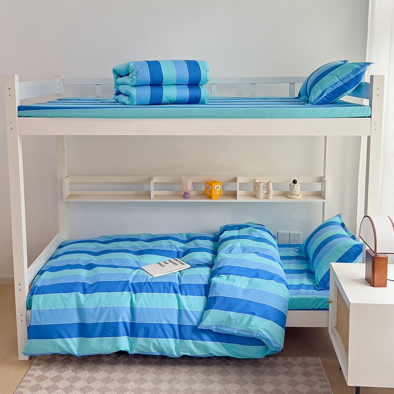 Trys dalių patalynės komplektas bendrabutyje iš 100% medvilnės, dryžių raštas; audinio tankis 133x72; siūlų skaičius 30s; reaktyvus spausdinimas ir dažymas; paprastas audinys; pritaikymas įmanomas; Junshengda