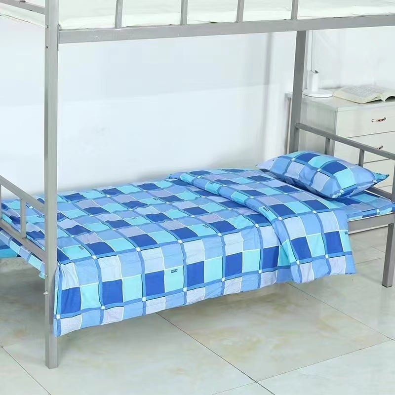 Trys dalių patalynės komplektas bendrabutyje iš 100% medvilnės, dryžių raštas; audinio tankis 133x72; siūlų skaičius 30s; reaktyvus spausdinimas ir dažymas; paprastas audinys; pritaikymas įmanomas; Junshengda