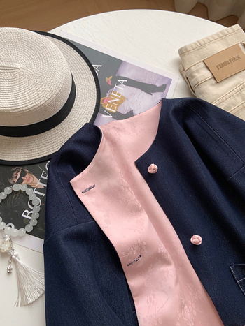 Obostrano džinsasto-satensko žakardno jakna s kopčom, opuštena silueta, kratka jesenska jakna