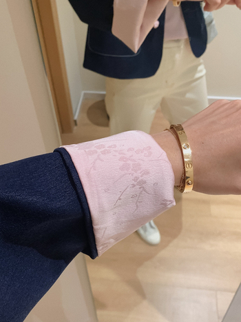 Obostrano džinsasto-satensko žakardno jakna s kopčom, opuštena silueta, kratka jesenska jakna