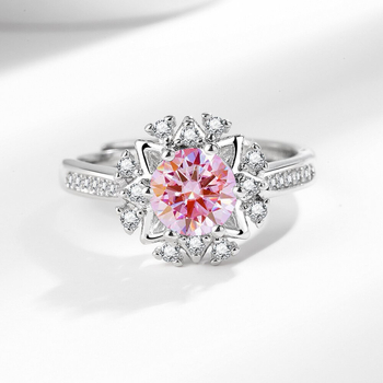 Atveriamas žiedas su moissanito imitacija, vario pagrindas, karūnos ir bangų dizainas, deimantinis paviršius