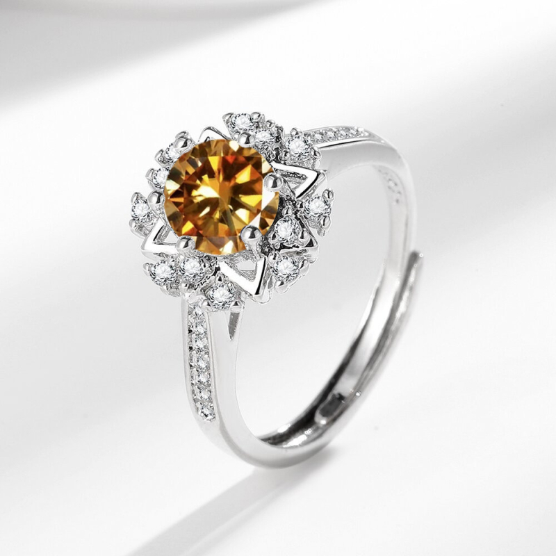 Atveriamas žiedas su moissanito imitacija, vario pagrindas, karūnos ir bangų dizainas, deimantinis paviršius