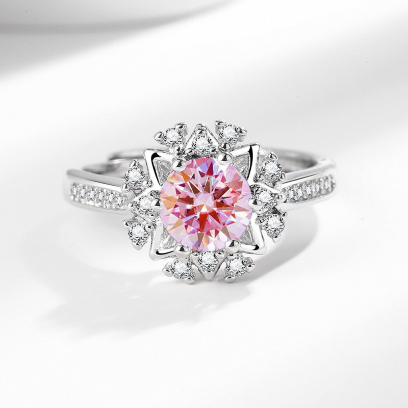 Atveriamas žiedas su moissanito imitacija, vario pagrindas, karūnos ir bangų dizainas, deimantinis paviršius