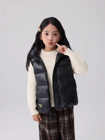 Uniszex gyerekeknek kapucnival ellátott pehely mellény, vastag töltettel, fehér kacsapelyhet tartalmazó töltet, cipzáras záródás, ősz–télre.