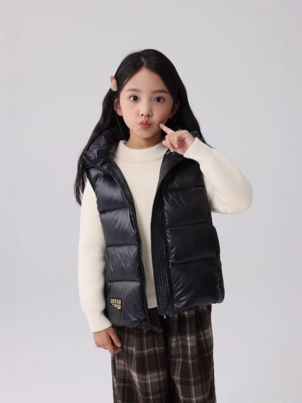 Uniszex gyerekeknek kapucnival ellátott pehely mellény, vastag töltettel, fehér kacsapelyhet tartalmazó töltet, cipzáras záródás, ősz–télre.