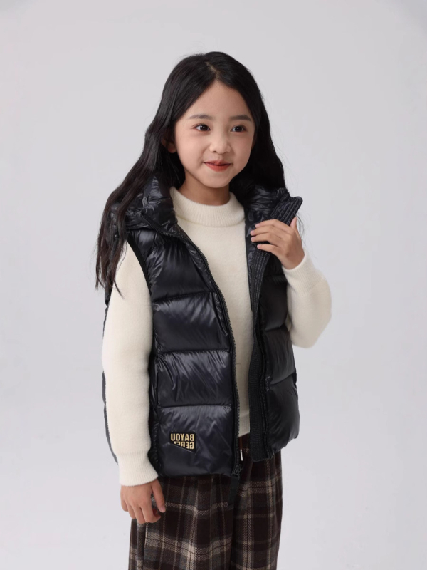 Uniszex gyerekeknek kapucnival ellátott pehely mellény, vastag töltettel, fehér kacsapelyhet tartalmazó töltet, cipzáras záródás, ősz–télre.