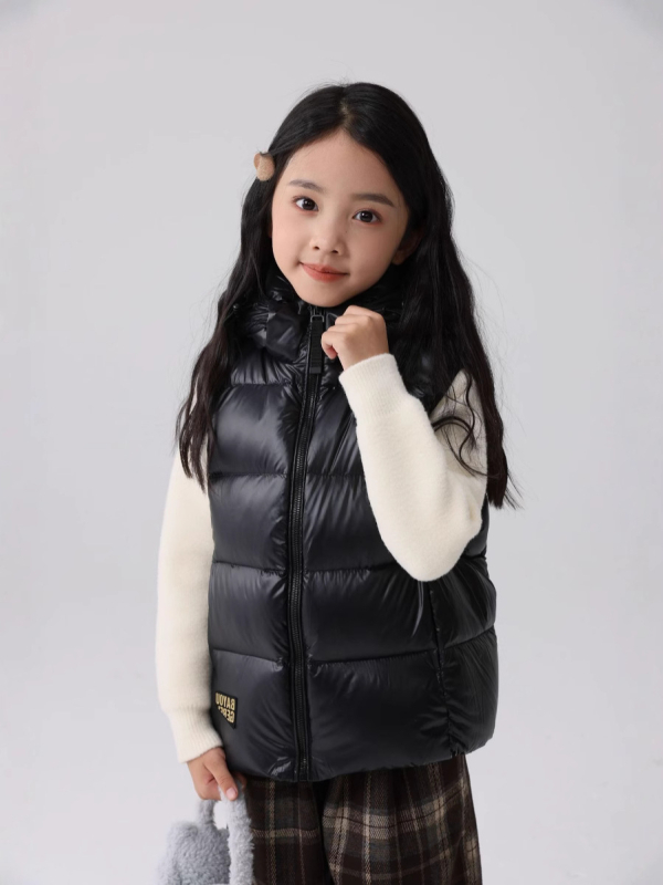 Uniszex gyerekeknek kapucnival ellátott pehely mellény, vastag töltettel, fehér kacsapelyhet tartalmazó töltet, cipzáras záródás, ősz–télre.