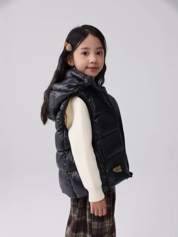 Uniszex gyerekeknek kapucnival ellátott pehely mellény, vastag töltettel, fehér kacsapelyhet tartalmazó töltet, cipzáras záródás, ősz–télre.