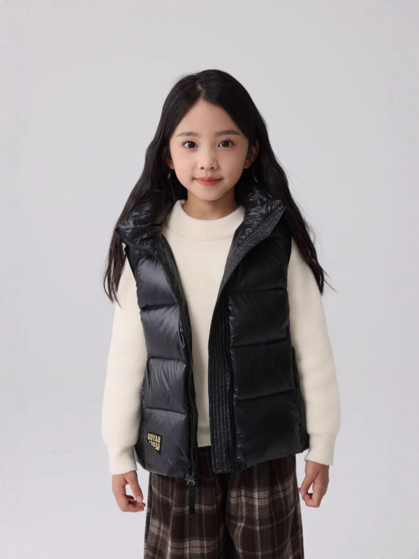 Uniszex gyerekeknek kapucnival ellátott pehely mellény, vastag töltettel, fehér kacsapelyhet tartalmazó töltet, cipzáras záródás, ősz–télre.