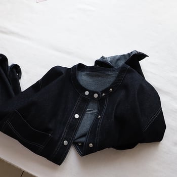Ženska traper jakna s labavim krojem, duge rukave, kratka duljina 40-50 cm, denim materijal 70-80% pamuk, poliester <30%, jesen 2025