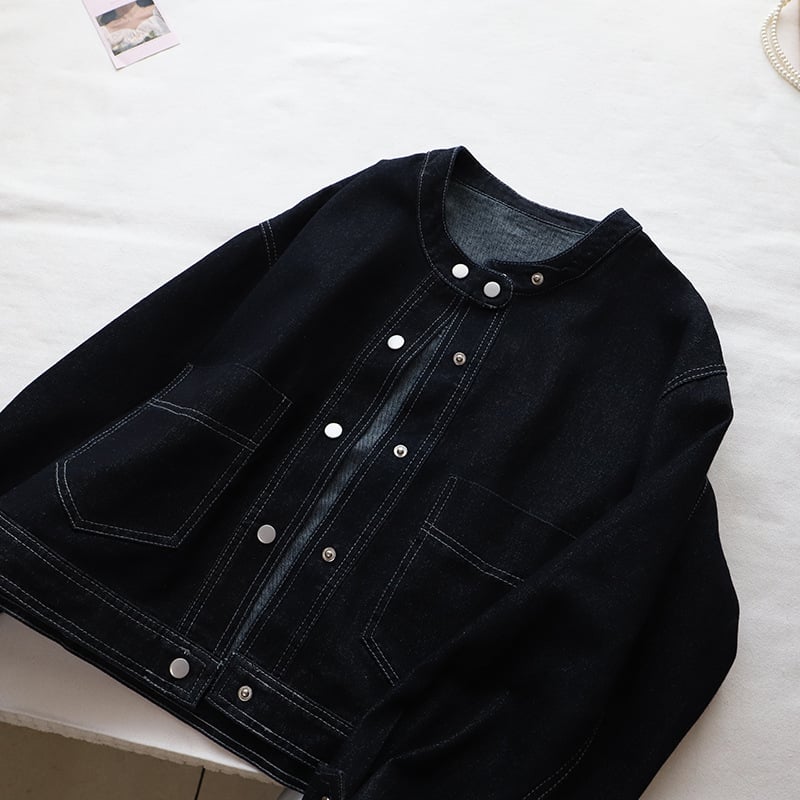 Ženska traper jakna s labavim krojem, duge rukave, kratka duljina 40-50 cm, denim materijal 70-80% pamuk, poliester <30%, jesen 2025
