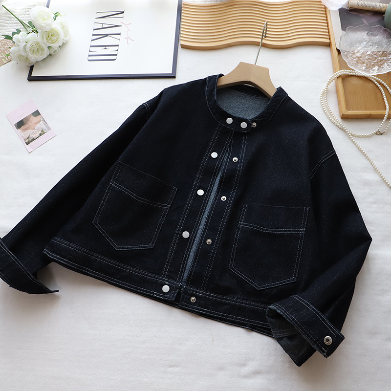 Ženska traper jakna s labavim krojem, duge rukave, kratka duljina 40-50 cm, denim materijal 70-80% pamuk, poliester <30%, jesen 2025