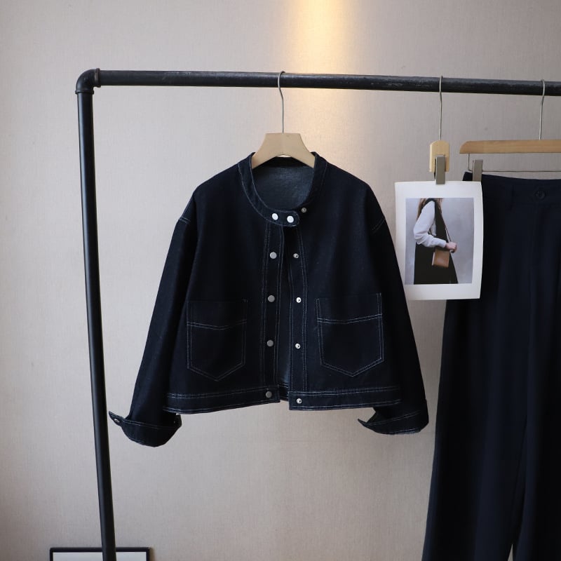 Ženska traper jakna s labavim krojem, duge rukave, kratka duljina 40-50 cm, denim materijal 70-80% pamuk, poliester <30%, jesen 2025