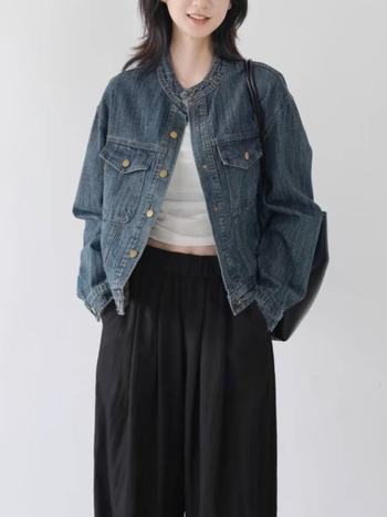 Dámska bunda so stojacim golierom, voľný strih, dlhé rukávy, detail koláže/šitia