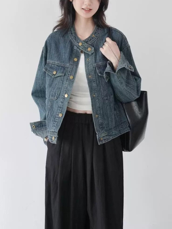 Dámska bunda so stojacim golierom, voľný strih, dlhé rukávy, detail koláže/šitia