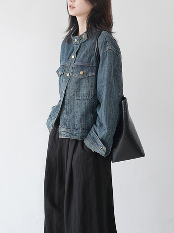 Dámska bunda so stojacim golierom, voľný strih, dlhé rukávy, detail koláže/šitia