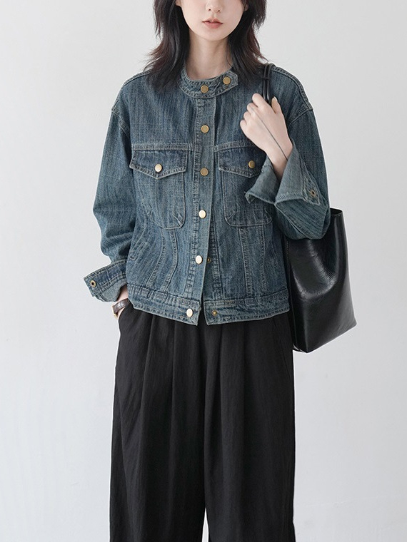 Dámska bunda so stojacim golierom, voľný strih, dlhé rukávy, detail koláže/šitia