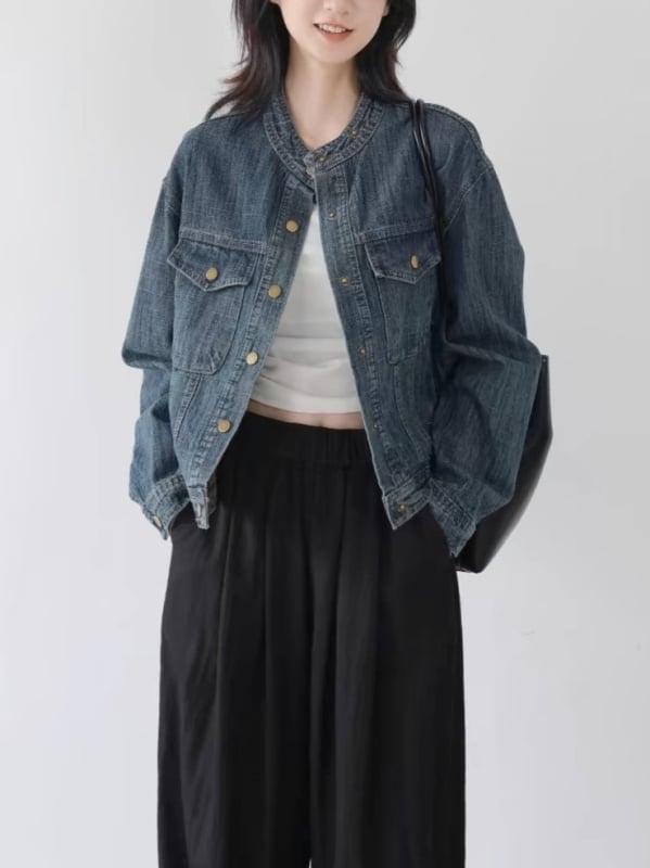 Dámska bunda so stojacim golierom, voľný strih, dlhé rukávy, detail koláže/šitia