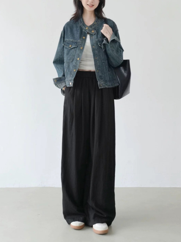 Dámska bunda so stojacim golierom, voľný strih, dlhé rukávy, detail koláže/šitia