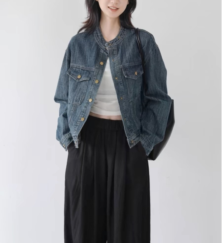 Dámska bunda so stojacim golierom, voľný strih, dlhé rukávy, detail koláže/šitia