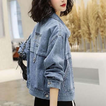 Jachetă din denim pentru femei, broderie cu litere, croială lejeră, guler polo, mâneci lungi, amestec din bumbac organic și poliester (50–70% bumbac organic; 30–50% poliester)