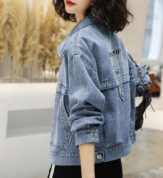 Jachetă din denim pentru femei, broderie cu litere, croială lejeră, guler polo, mâneci lungi, amestec din bumbac organic și poliester (50–70% bumbac organic; 30–50% poliester)