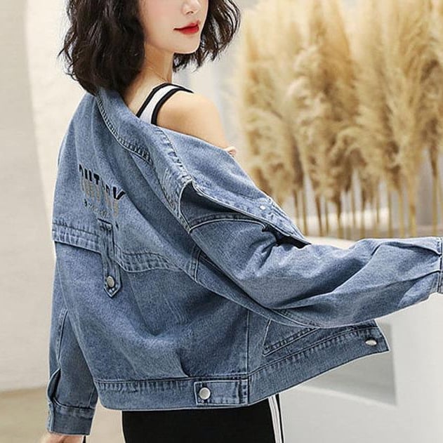 Jachetă din denim pentru femei, broderie cu litere, croială lejeră, guler polo, mâneci lungi, amestec din bumbac organic și poliester (50–70% bumbac organic; 30–50% poliester)