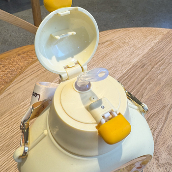 Detský sippy pohár s motívom kačky, so slamkou, z polykarbonátu, odolný voči teplotám