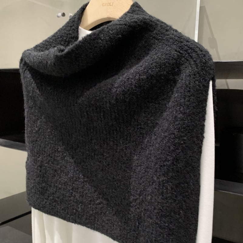 Šal od fine vune, minimalistički stil, visok ovratnik, jednobojni uzorak