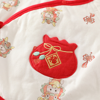 Naujagimiui: 100% medvilnė, 40 g šilto užpildo, apvalus kaklas, be gobtuvo, rudens–žiema