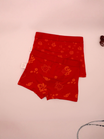 Bērnu kokvilnas bokseršorti; 95% kokvilna; 5% elastāns; vidējā josta; bokseru stil; divslāņains elpojošs priekšējais zona; šuves 4 adatas 6 diegi; bērniem no 8 gadu vecuma (ap 140 cm)