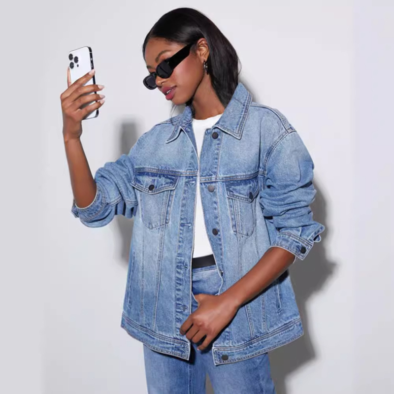 Женско светлосиньо измитo дънково яке - свободен силует, дълги ръкави, деним памук-полиестер, дължина 50–65 см, стил уличен хипстър