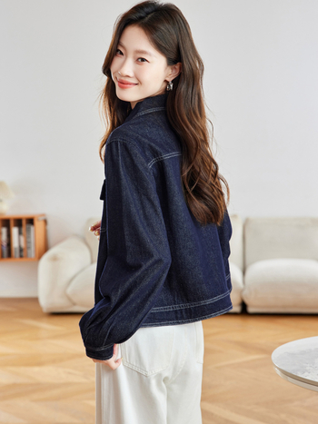 Деним риза-яке с поло яка, дълги ръкави, свободен силует, стандартна дължина, памучна смес (70–80% памук, 20–30% регенерирана целулоза), есен 2025